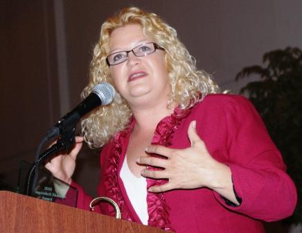 Kim Gilmore accepts ICCTA's 2010 Distinguished Alumnus Award.